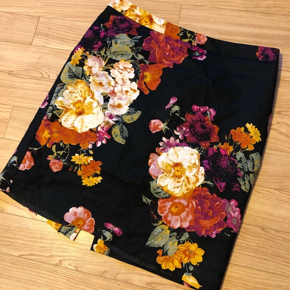 Worthington Dresses & Skirts - EUC; Worn once. Floral Skit, Size 16W